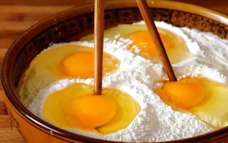 Trộn 240gr bột mì với 3 quả trứng gà