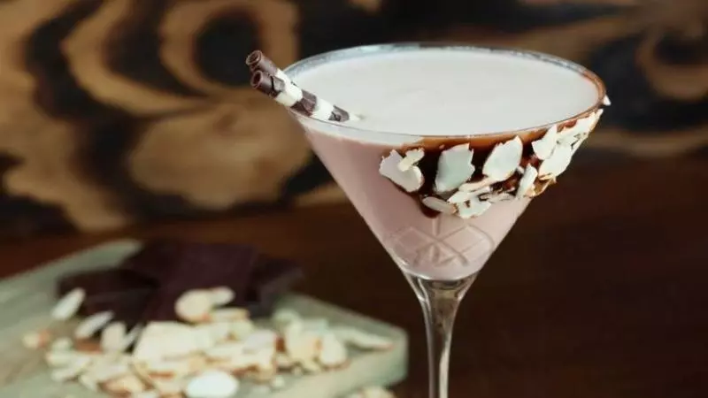 Rượu Amaretto đậm đà vị hạnh nhân nướng hòa quyện cùng vị cà phê thơm lừng