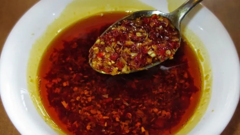 Sa tế là một loại gia vị tạo màu vô cùng phổ biến, màu đỏ đặc trưng được tạo ra tự nhiên từ ớt
