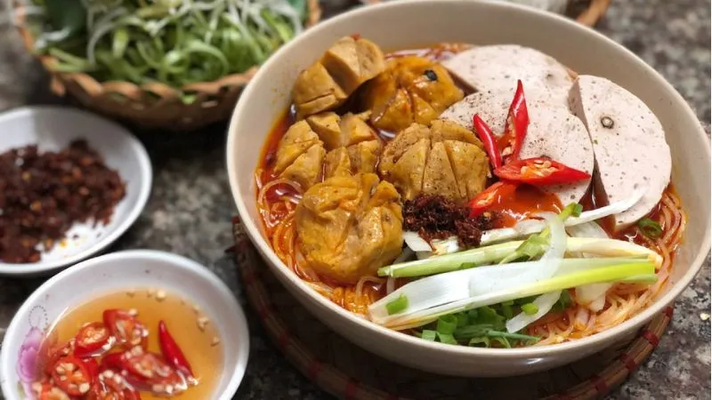 Bạn cũng có thể kết hợp sa tế với tương đỏ, tương đen, xì dầu, vắt thêm một vài chanh để chấm cùng