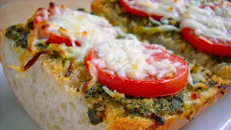 Bánh mì sandwich Pesto phô mai nướng