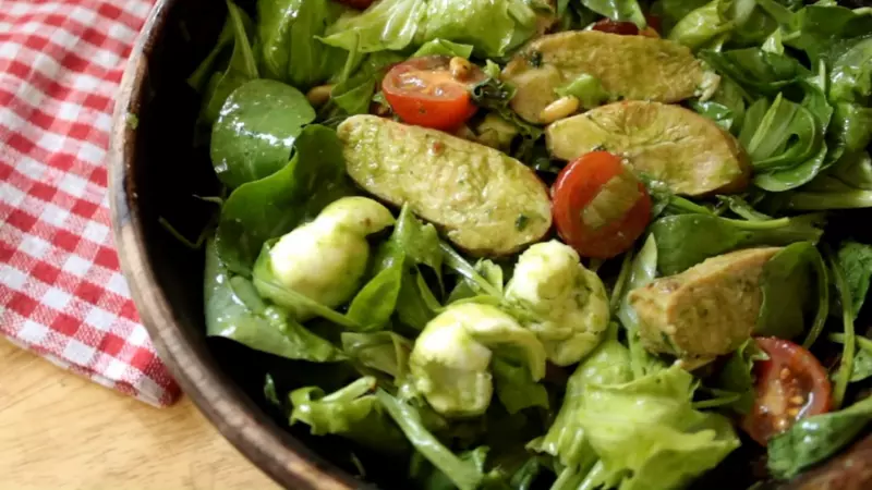 Trộn salad với sốt pesto