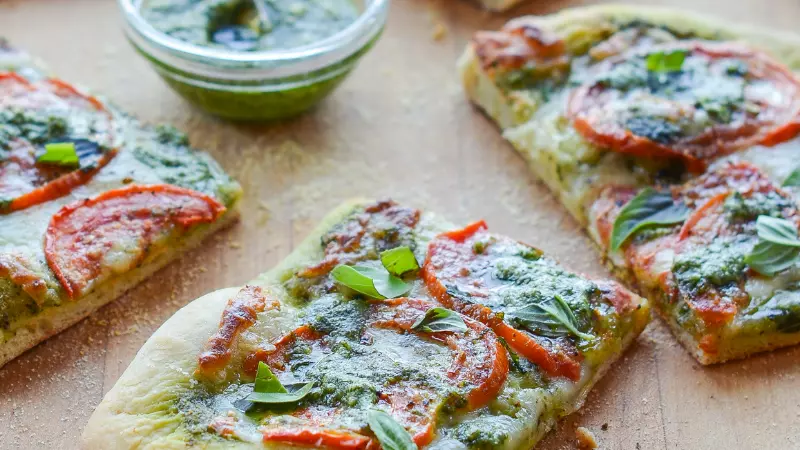 Làm pizza sốt pesto