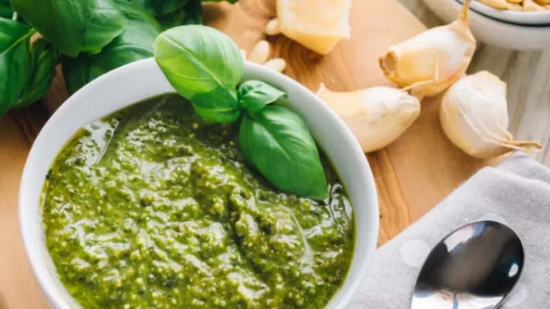 Sốt Pesto truyền thống có màu xanh lá đẹp mắt với mùi thơm phảng phất của lá húng tây
