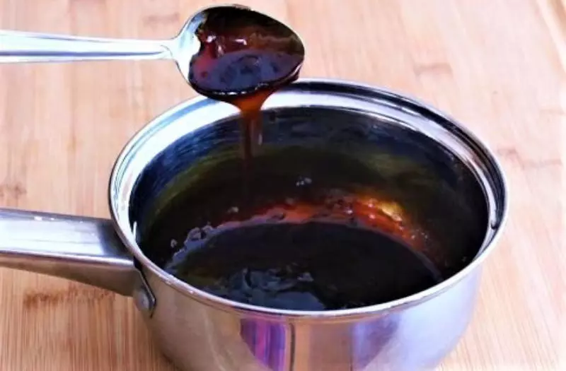 Đổ vào chảo và nấu nước sốt