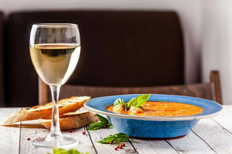Cân bằng giữa hương vị đậm đà của súp và sự sảng khoái của sparkling wine