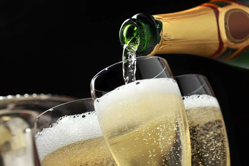 Rượu champagne là biểu tượng của sự sang trọng và ấn tượng