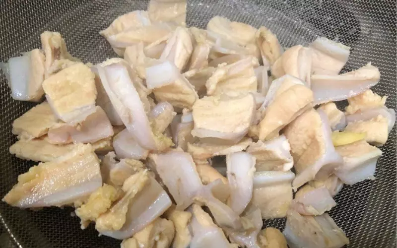 Sụn gà nằm ở quanh các vùng như khớp gối, bàn chân, khớp cánh và vùng ức
