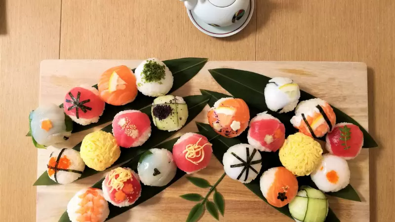 Sushi được chế biến từ gạo nếp Nhật Bản với các đặc tính như: Ít chất béo, nhiều carbohydrate, giàu chất chống oxy hóa và giàu khoáng