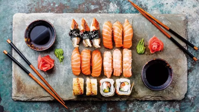 Mỗi 1 cuộn 6 miếng sushi truyền thống sẽ chứa khoảng 250 – 300 calo