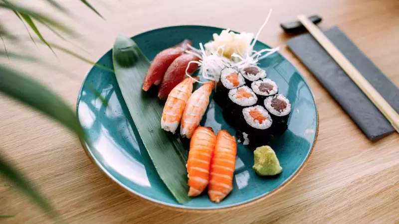 Sushi chứa rất nhiều carbohydrate tinh chế, nếu ăn quá nhiều có thể dẫn đến những tác động xấu tới sức khoẻ
