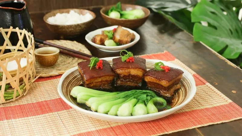 Thịt kho Đông Pha được đặt theo tên của người đã sáng tạo ra món ăn là nhà thơ,nhà ẩm thực Tô Đông Pha