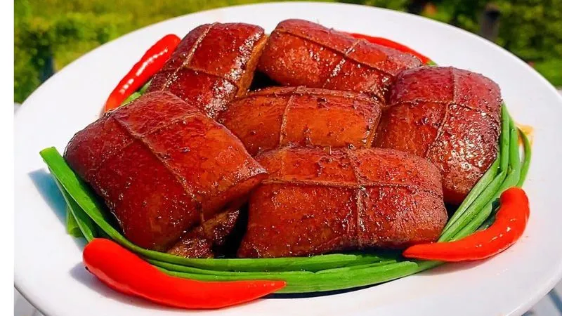 Thịt kho Đông Pha được hoàn thời qua 3 thời điểm gắn liền với cuộc đời của Tô Đông Pha