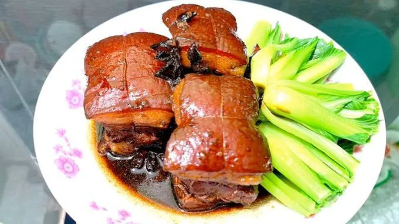 Thịt kho Đông Pha sau khi chín có mùi thơm đặc trưng của các gia vị Trung Quốc như hắc xì dầu hay rượu Thiệu Hưng