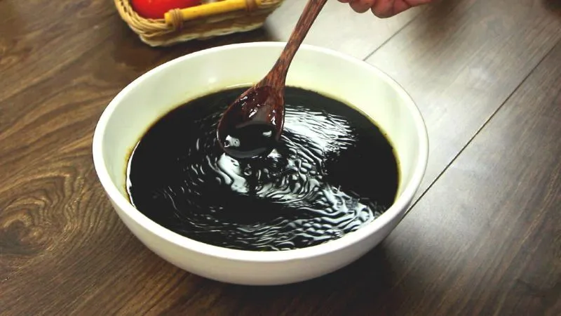 Hắc xì dầu là nguyên liệu vô cùng quan trọng, quyết định hương vị và mùi thơm đặc trưng của món thịt kho Đông Pha