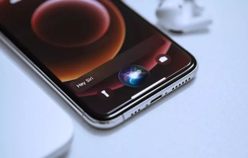 Bạn chỉ cần nói "Hey Siri" hoặc "Ok Google" thì trợ lý ảo sẽ xuất hiện và thực hiện lệnh theo yêu cầu