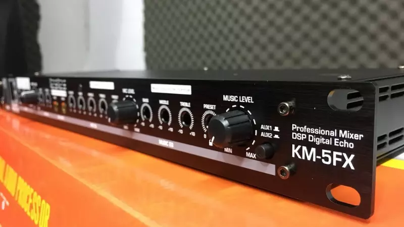 Vang cơ (hay Analog mixer) là một thiết bị dùng để xử lý, trộn âm thanh như reverb, echo,...