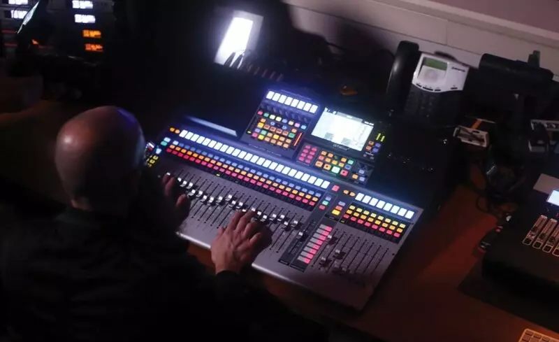 Vang số có thể kết hợp với những thiết bị âm thanh khác như amply karaoke, micro, loa,...