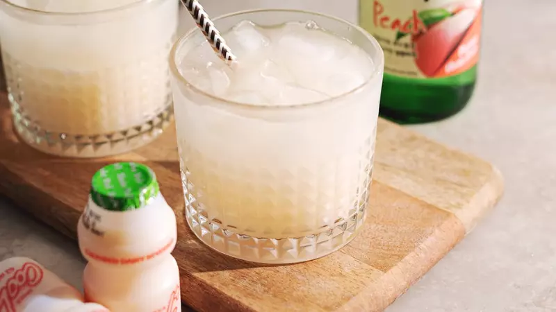 Dùng Yakult cùng với trái cây tươi giúp bổ sung chất xơ và vitamin có lợi cho sức khỏe, tăng cường miễn dịch, hỗ trợ tiêu hóa
