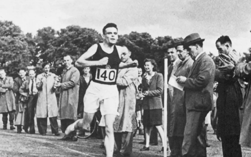 Alan Turing là một nhà logic học, mật mã học và logic học người Anh cực kỳ nổi tiếng