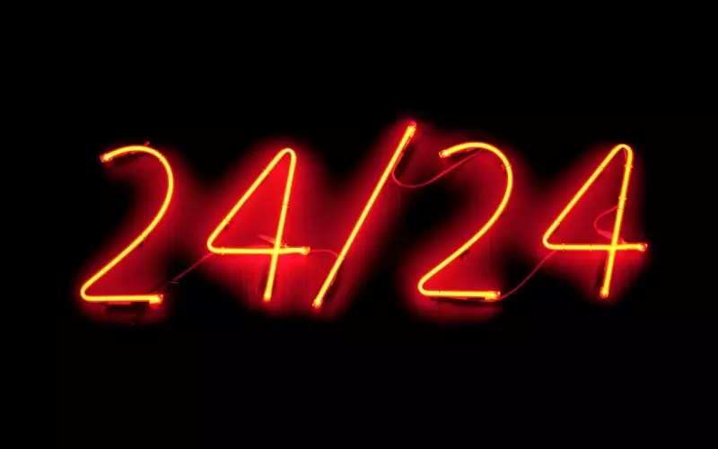 Thuật ngữ "24/24" cũng được sử dụng để chỉ thời gian làm việc liên tục cả ngày lẫn đêm