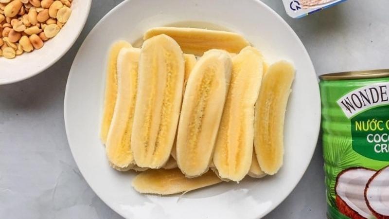 Chuối đem bóc vỏ và cắt thành từng lát vừa