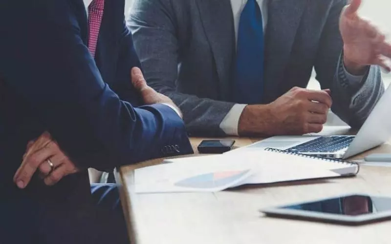 Deal with là thuật ngữ nhằm chỉ hành động thỏa thuận để đạt được một điều gì đó hoặc để giải quyết một vấn đề