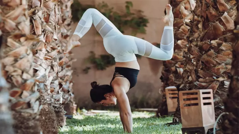 Sau đó, bạn cần thực hiện động tác nhảy tương tự như Bunny Hops Pose Handstand Prep