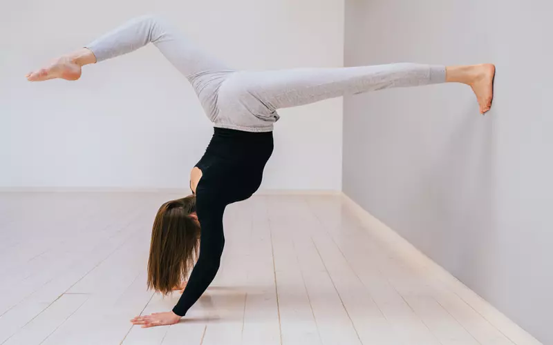 Bạn hãy thoát khỏi tư thế bằng cách hạ chân xuống