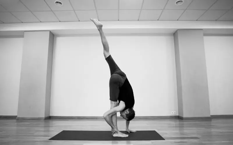 Đưa một chân hướng lên trần