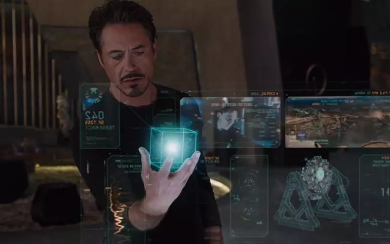 Trong Iron man, Robert Downey Jr tạo một hình lập phương 3D trong lòng bàn tay để quan sát