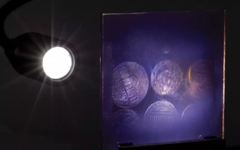 Holography là một kỹ thuật tán xạ ánh sáng từ một vật thể đã được lưu lại hình ảnh 2 chiều