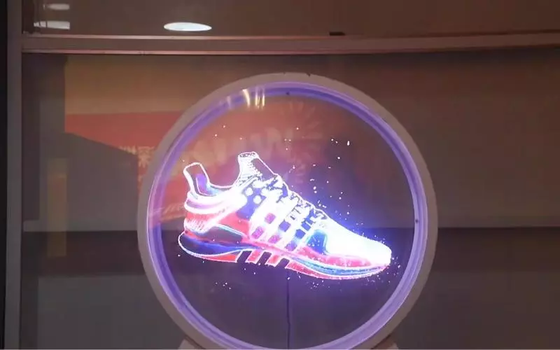 Kỹ thuật Hologram trình chiếu ảnh 3D đi kèm âm thanh vô cùng sống động là một cách quảng cáo