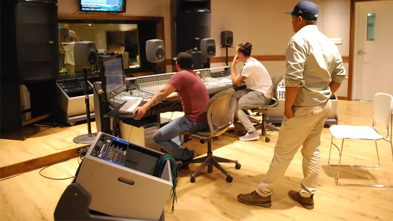 Recording studio được hiểu là phòng thu âm