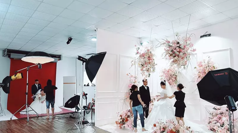Chụp ảnh tại studio được nhiều bạn trẻ lựa chọn hiện nay bởi nó giúp tiết kiệm thời gian và tiền bạc