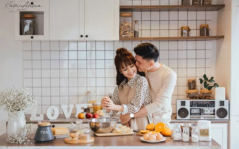Chụp ảnh nấu ăn cùng người yêu của mình sẽ tạo được một bộ ảnh vô cùng lãng mạn