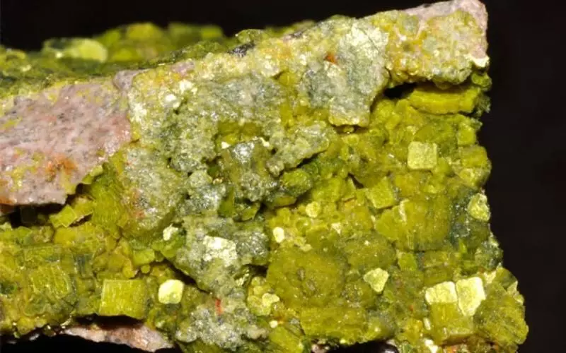 Urani hay uranium là nguyên tố hóa học có số thứ tự nguyên tử là 92 trong bảng THHH