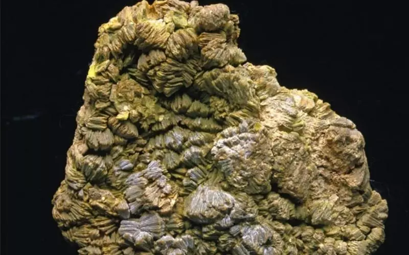 Trạng thái trong tự nhiên của Uranium là một quặng kim loại