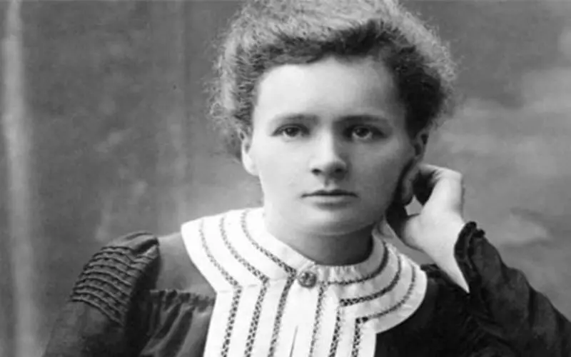 Marie Curie và chồng đã được trao tặng Giải Nobel Vật lý khi phát minh tia phóng xạ tự nhiên