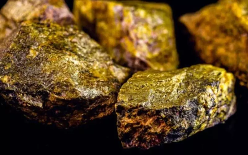 Uranium còn được xếp thứ 2 trong khối lượng nguyên tử nặng, không đặc bằng vàng và Wolfram