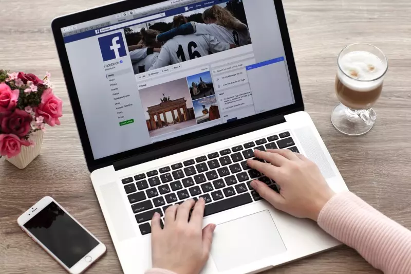 Bên cạnh đó, trên Facebook còn nhiều từ viết tắt như ib, cmt, rep,...