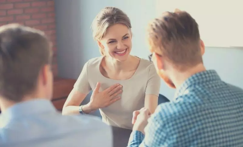 Các cô gái hãy luôn giữ một thái độ cởi mở, thoải mái để có thể xây dựng mối quan hệ lành mạnh