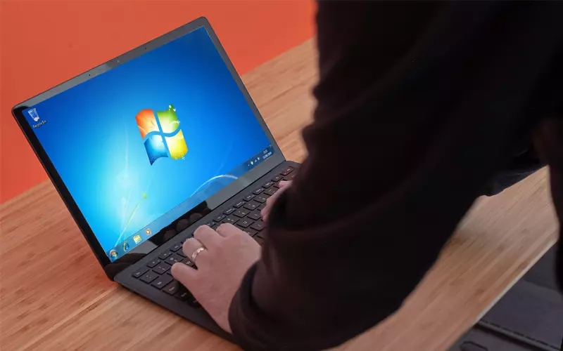 Đối với Windows 8 thì bạn cần vào mục Settings để cài đặt password hint