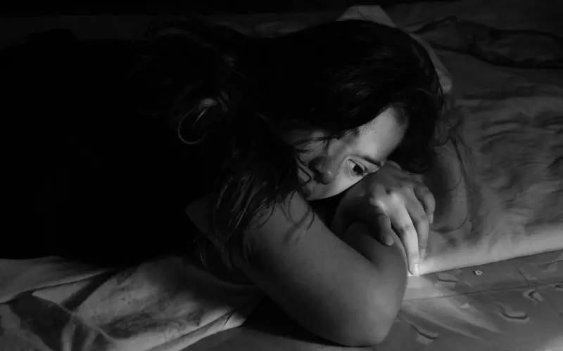 Hình Sad girl dùng làm avatar Facebook