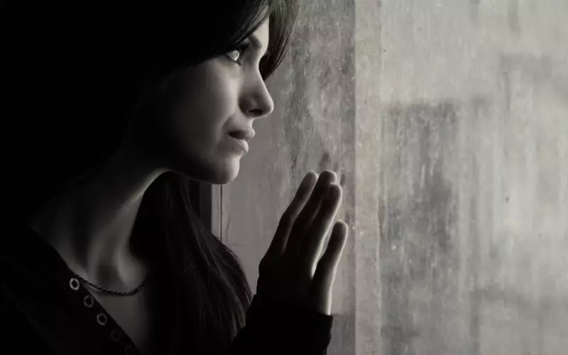 Hình Sad girl dùng làm avatar Facebook
