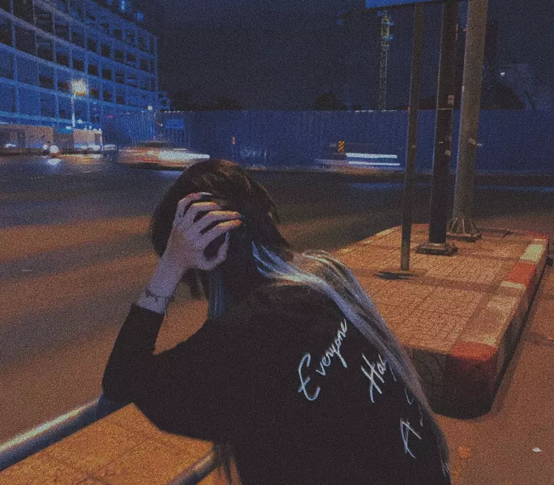 Hình nền Sad girl dùng làm hình nền điện thoại