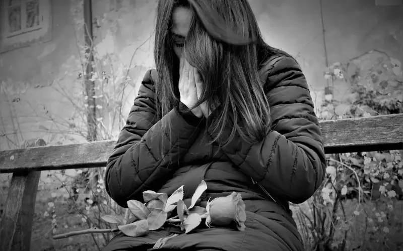 Hình Sad girl dùng làm avatar Facebook