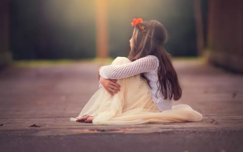 Hình Sad girl dùng làm avatar Facebook