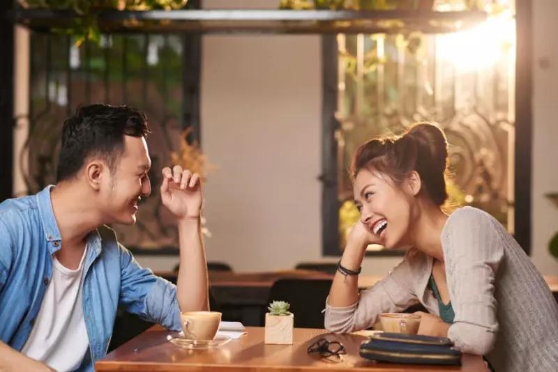 Việc sử dụng những câu nói hot trends giúp việc giao tiếp thêm phần sinh động