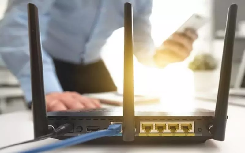 Tải xuống bản cập nhật firmware và đăng nhập vào trung tâm cài đặt của router > tìm phần firmware